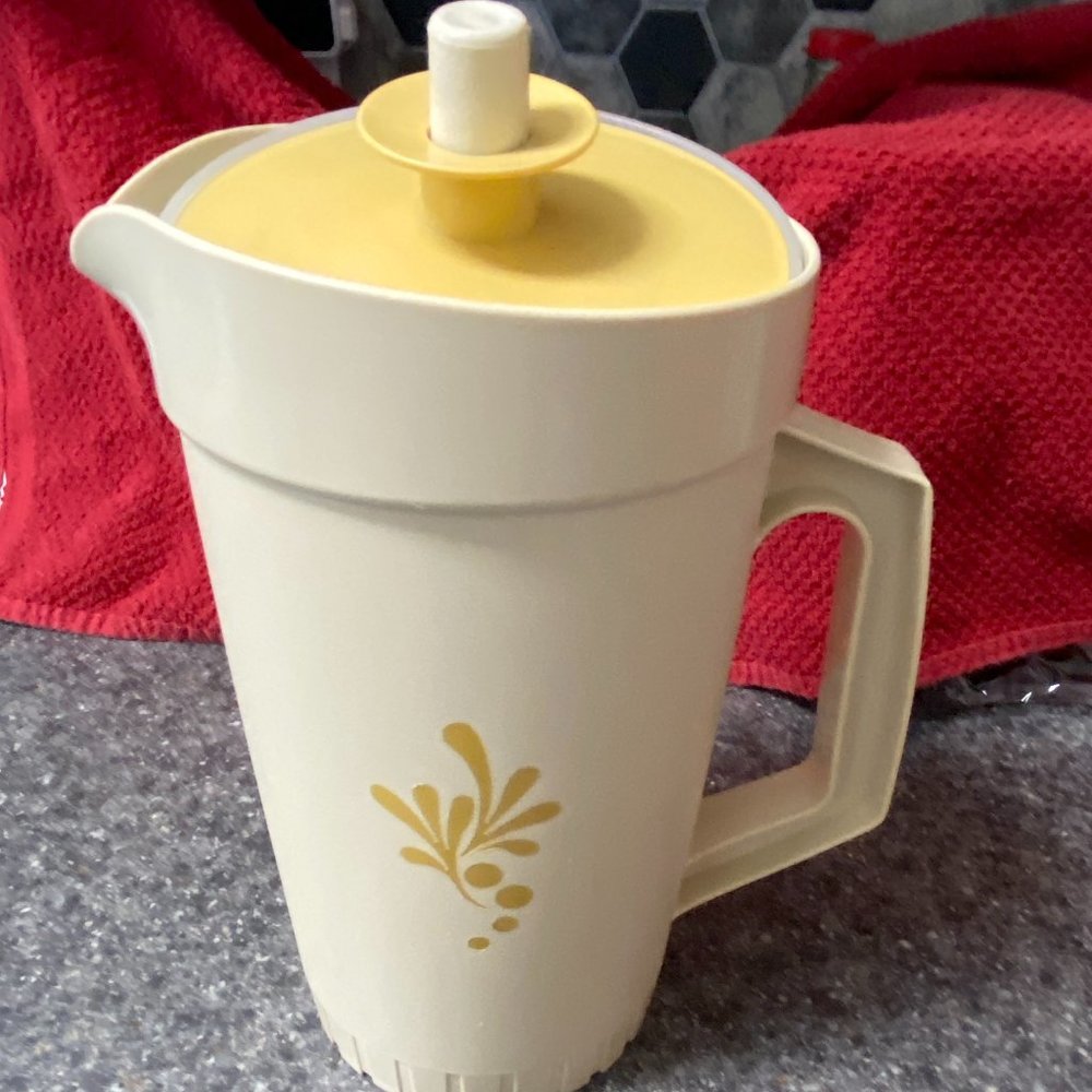 Tupperware 1qt. Pitcher
